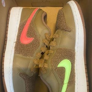 Nike & Jordan sneaker’s/Size 5/Brown w color logo/material satin, fur, cotton.